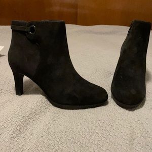 New Clarks Adriel Mae black suede booties, 7W